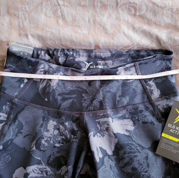 Old Navy Active Floral Mid-rise Fitted Crops - Picture 5 of 7